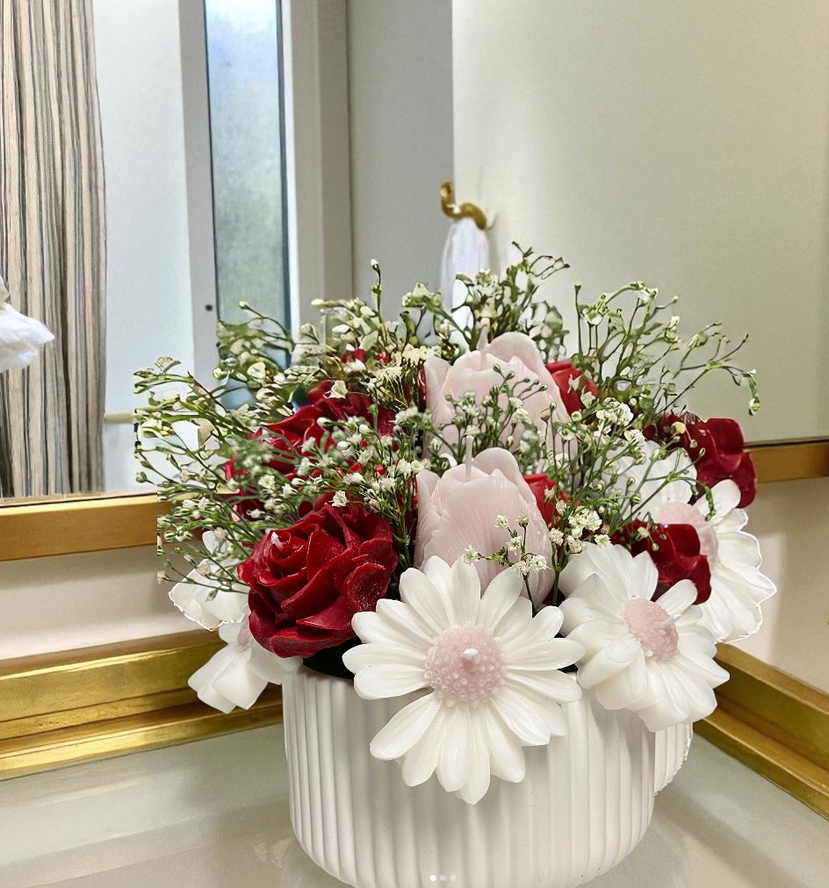 Kerzen-Blumenstrauß mit Duft in handgegossener Keraflott-Schale