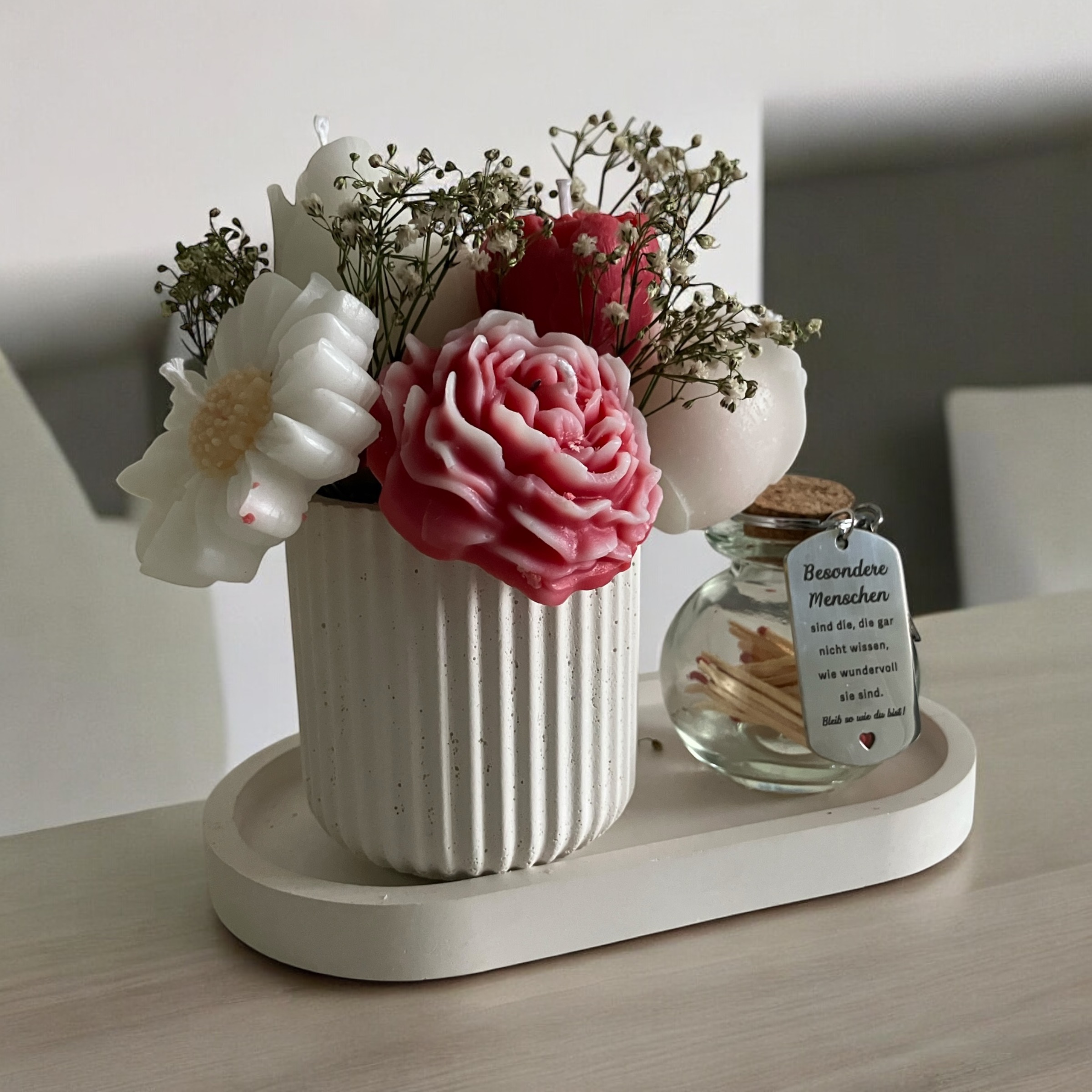 Handgegossenes Blumenarrangement in Rosa und Weiß mit Kerzenblumen, Schale und Tablett